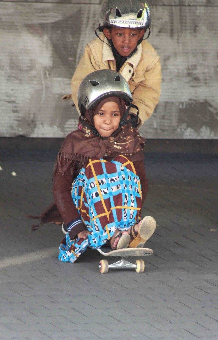 Flüchtlingsintegration - optimale Lösung: Skateboarden!