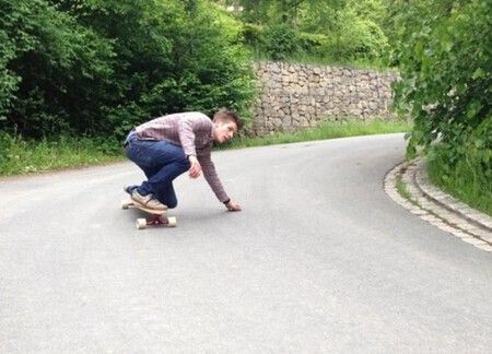 Der Mann nutzt sein Longboard zum Downhill fahren.