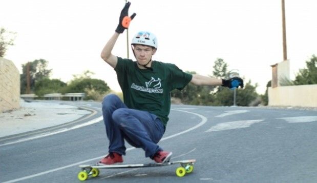 Sven Willy beim Longboard-Sliden.