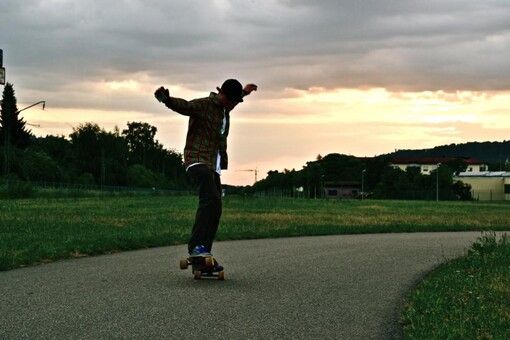 Mit dem Loaded Dervish Sama können auch Longboard-Anfänger ohne Probleme speeden. 