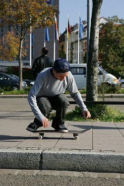sebi_hartung_dogpiss_crail_001 sebi_hartung_dogpiss_crail_001