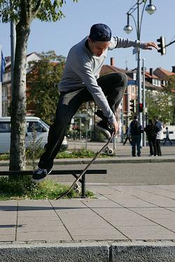 sebi_hartung_dogpiss_crail_005 sebi_hartung_dogpiss_crail_005